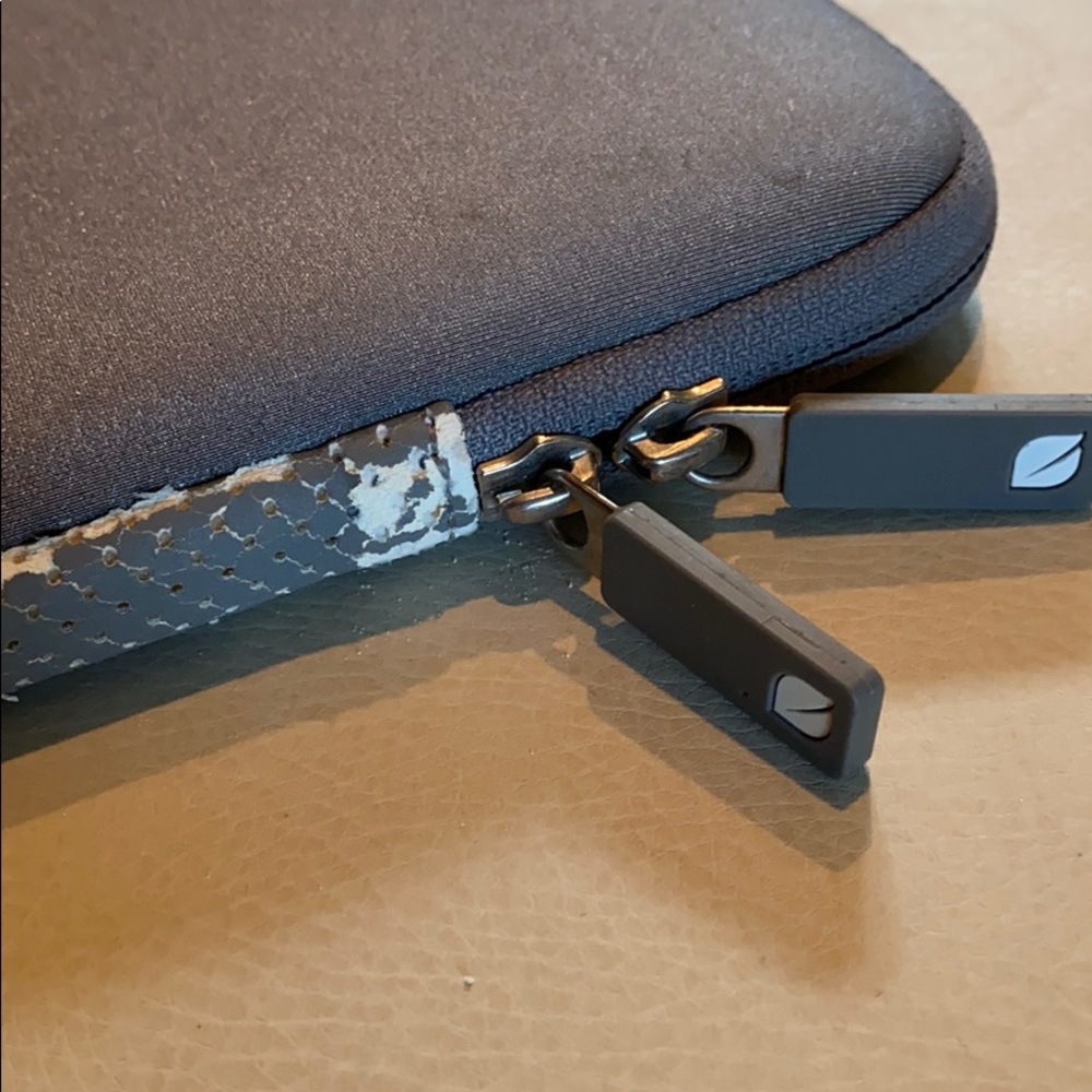 Incase 13” MacBook Pro or Air computer case - Picture 3 of 6